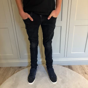 Nudie jeans  - Säljer ett par nudie jeans i jätte bra skick dom är ganska skinny, har du några frågor eller funderingar hör av dig 