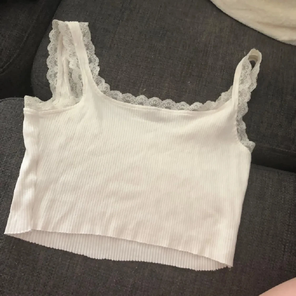 Vit ribbad linnetopp med spets - 1