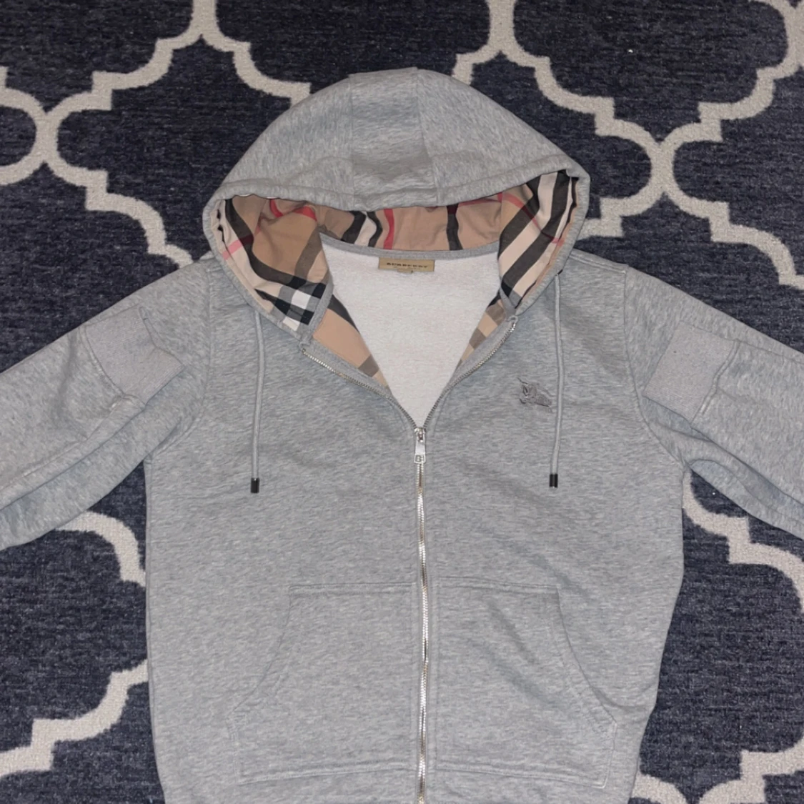 Grå Burberry hoodie med dragkedja