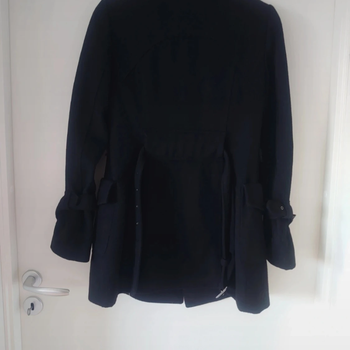 Svart ullkappa med bälte och knappar - 3