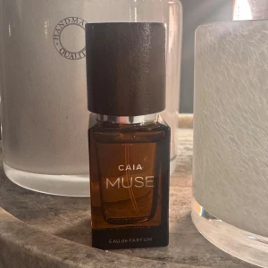 MUSE limited edition Caia parfym - Köpte Caias julkit med parfymer. Just denna doften var inget för mig. Toppnoter: Apelsin, citron, gröna noter Hjärtnoter: Ros, ingefära, kardemumma, päron Basnoter: Vetiver, kumarin, cederträ, mysk Endast testat 1-2 sprut. Hör gärna av dig vid frågor❤️