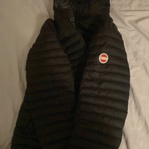 Har knappt använt den den inga hål  - Colmar jacka 