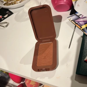 NYX Buttermelt Bronzer - NYX Buttermelt. Pudret har en varm, mediumbrun ton med lätt marmorering som ger en naturlig solkysst look. Perfekt för contouring eller att ge ansiktet extra glow. Nästa helt oanvänd kanske använd 2-5 gånger. Den är i nytt skick🩷🫶🏼