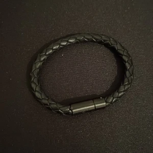 Armband  - Tja! Säljer ett armband från skultuna till ett bra pris. Pris kan diskuteras. Köpt för 800 kr