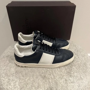 Valentino flycrew  - Skick: 9.5/10 | Box ingår 