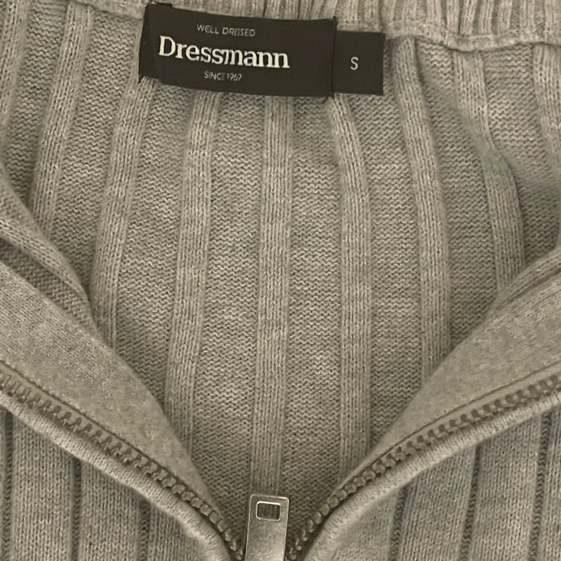 Grå ribbad kofta från Dressmann - 2