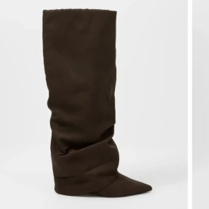 Folded Boots  - Säljer ett par riktigt snygga höga stövlar i mörkbrun. Förpackningen är oöppnad. Säljer då jag råkade beställa 2 par. 