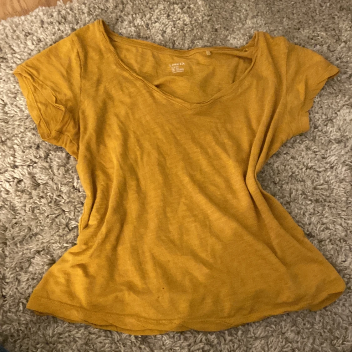 Gul t-shirt med v-ringning från Lindex