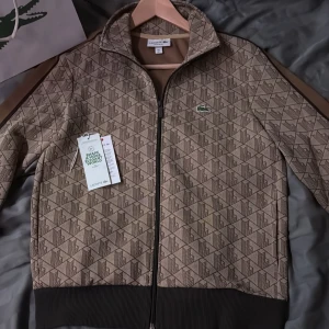 Lacoste zip - Säljer nu en Lacoste zip som är använd typ 2-3 gånger endast. 100% äkta. Påse och tags ingår. Skriv vid funderingar.
