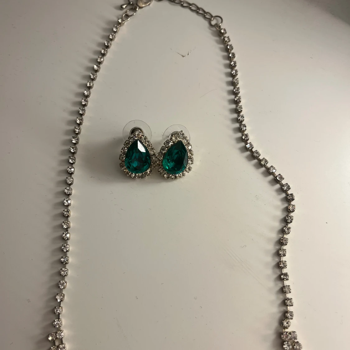 Set med halsband och örhängen med gröna stenar - 1