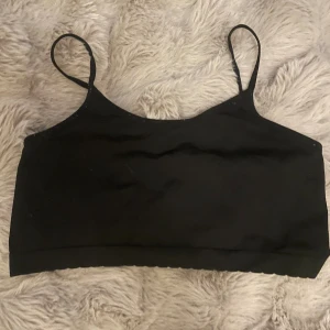 Svart topp barn - Svart topp för barn. Strlk 158/164