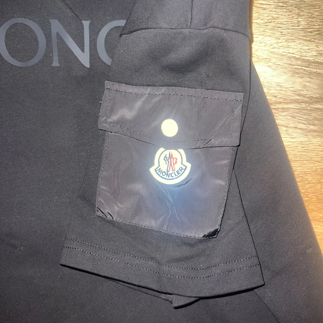 Svart Moncler t-shirt med ficka - 2
