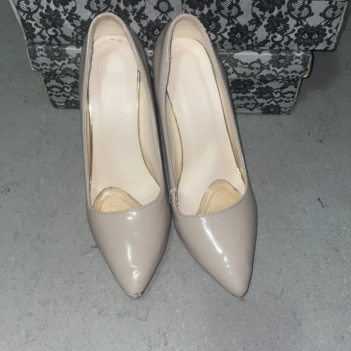 Beige pumps med spetsig tå och klack - 2