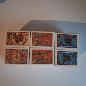 Jubileumsserie Tändsticksaskar 30st - Samlarserie med 30st tändsticksaskar i olika motiv som Vulcan, Defiance och The Bouquet. Alla askar är obrutna och plastförpackade, perfekt för samlare eller retroinredning. 