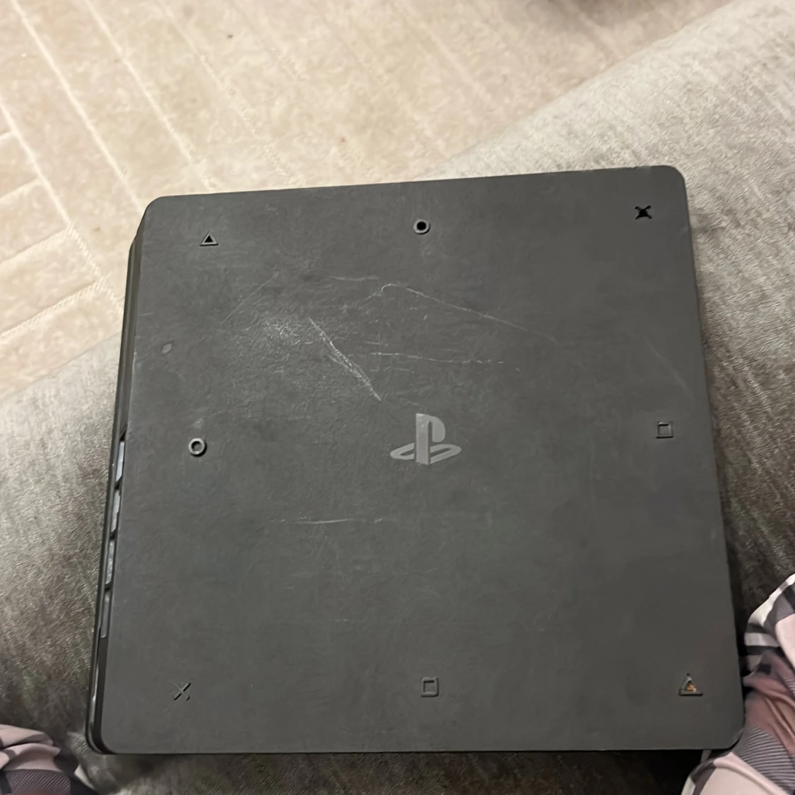 PlayStation 4 Slim - 2