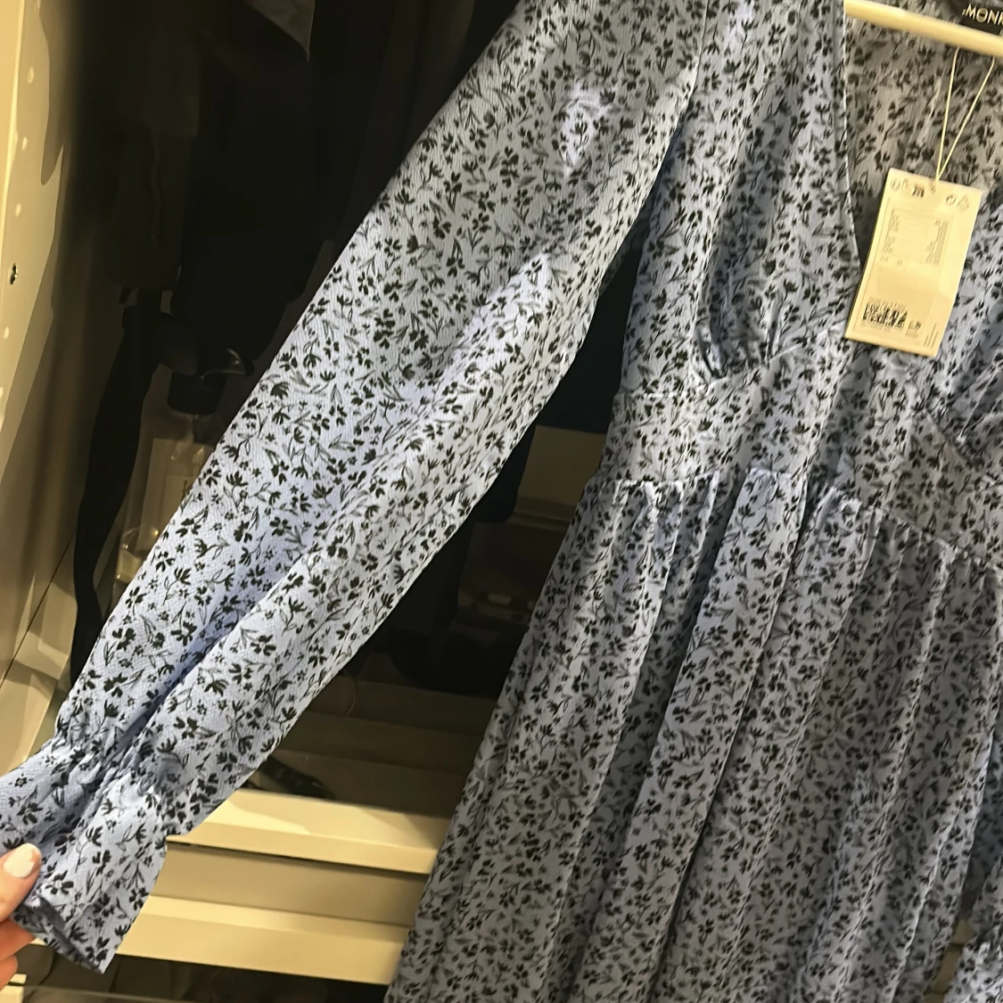 Blommig blå långklänning från Monki - 3