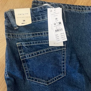 Helt nya jeans Gina Tricot - Helt nya jeans med lappar kvar från Gina, storlek 38. Ultra low, nypris 399