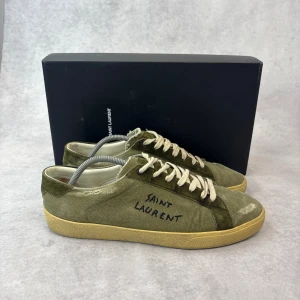 Saint Laurent court classic sneaker - – Condition: 8,5/10  – What is included: Only sneakers  – Retail price: Over 700 euro