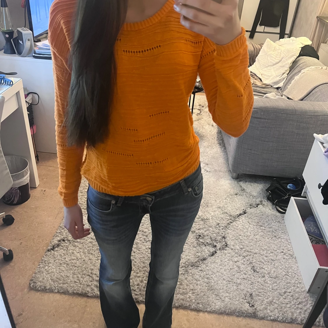 Orange stickad tröja med hålmönster