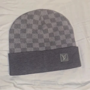 Lvmössa grå - Mössan säljs för endast 300kr och är oanvänd den kommer även med lapp och påse