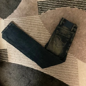 UNIKA STONEAGE JEANS MED SLITNINGAR - Ovanliga och sjukt snygga Stoneage Jeans. Nästan aldrig använda.