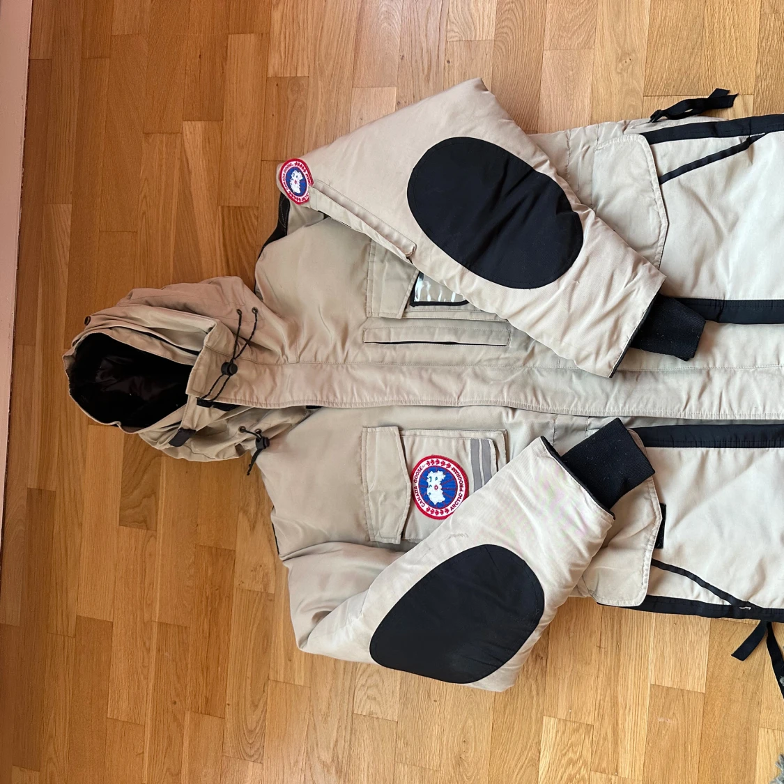 Beige Canada Goose dunjacka med huva - 1