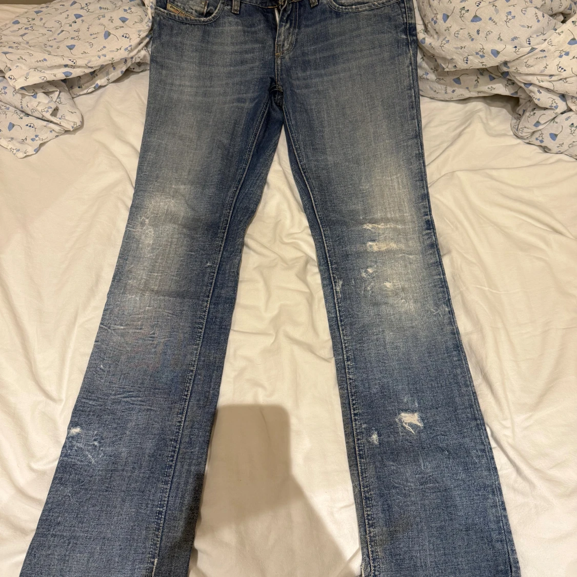 Blå levis jeans med slitningar - 1