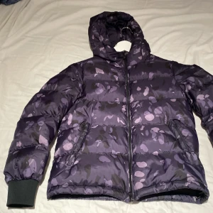 pufferjacka från Woolrich - Obs färgen är ej rätt i bilden i verkligheten ser den grön blå ut vet inte varför 