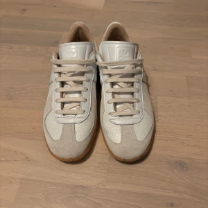 Adidas BW army Lux sneakers - Säljer ett par fräscha adidas BW army lux då dom inte kommer till användning. Skorna är enbart använda fåtal gånger och är i nyskick. Köpta från soleplus. Storlek 41