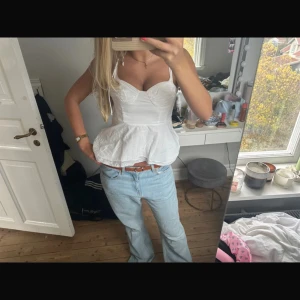 Vit topp med volang - Säljer min super söta vita zaratopp med smala axelband och volang ner till💞