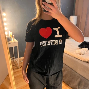 ”I love my boyfriend”- T-shirt & hoodie - Svart T-shirt + hoodie med tryck av ”i love my boyfriend. Båda ingår i köpet. Mycket sköna i tyget.