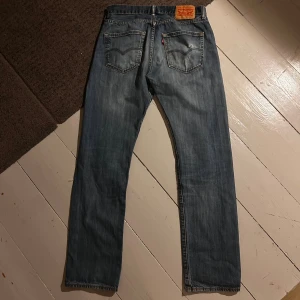 Blåa Levis Jeans - Snygga Levis jeans med en galant wash. | ≈W30 L32 | Nypris 1149kr | Som nya, riktigt bra skick förutom en fabriksslitning där bak. | Skriv vid minsta fundering, priset är ej hugget i sten! 