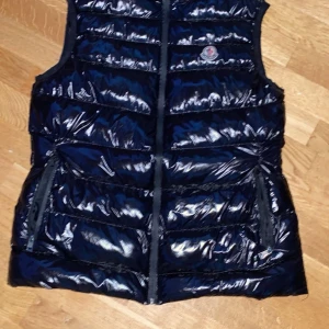 Svart väst - M-väst i strl 5 vilket motsvarar xxl