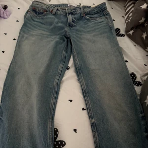 ZARA ljusblå jeans straight fit - Klassiska Zara  jeans i ljusblå tvätt med raka ben. Jeansen har knappgylf. Perfekta för dig som gillar  avslappnad stil. De passar M &S