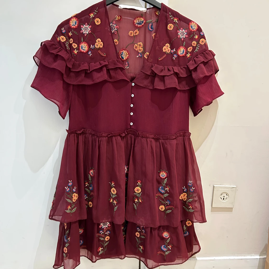 Ny supersöt Vinröd blommig kortklänning från Zara