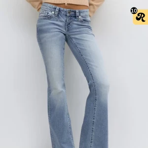 Bootcut ljusblå jeans - Säljer mina skitsnygga lågmidjade jeans från Gina Tricot 14+, dem är slutsålda och använda en gång hos mig. Dom är i storlek M i modellen Tall. Skriv för frågor eller mina egna bilder ❤️