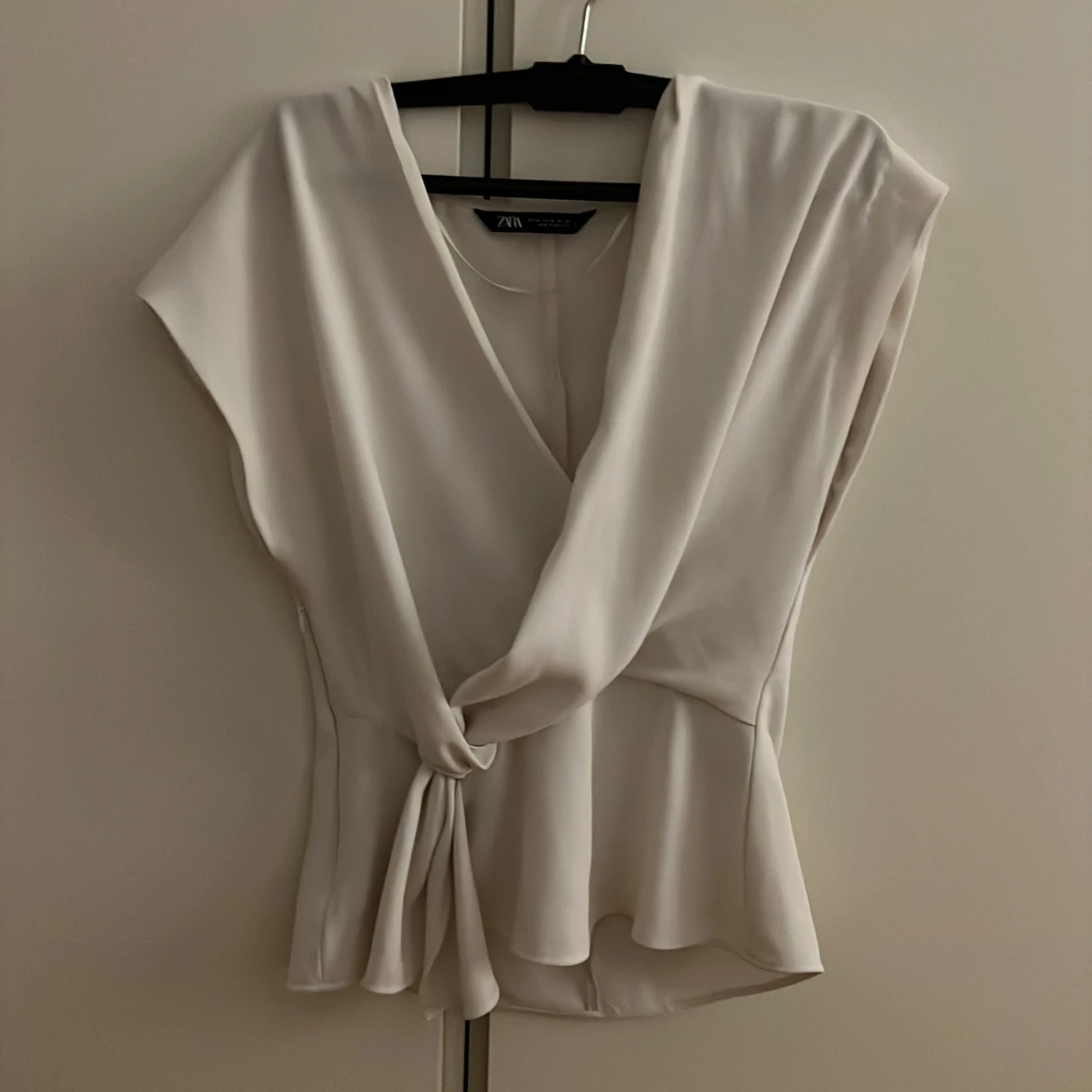 Vit omlottopp med knyt från Zara