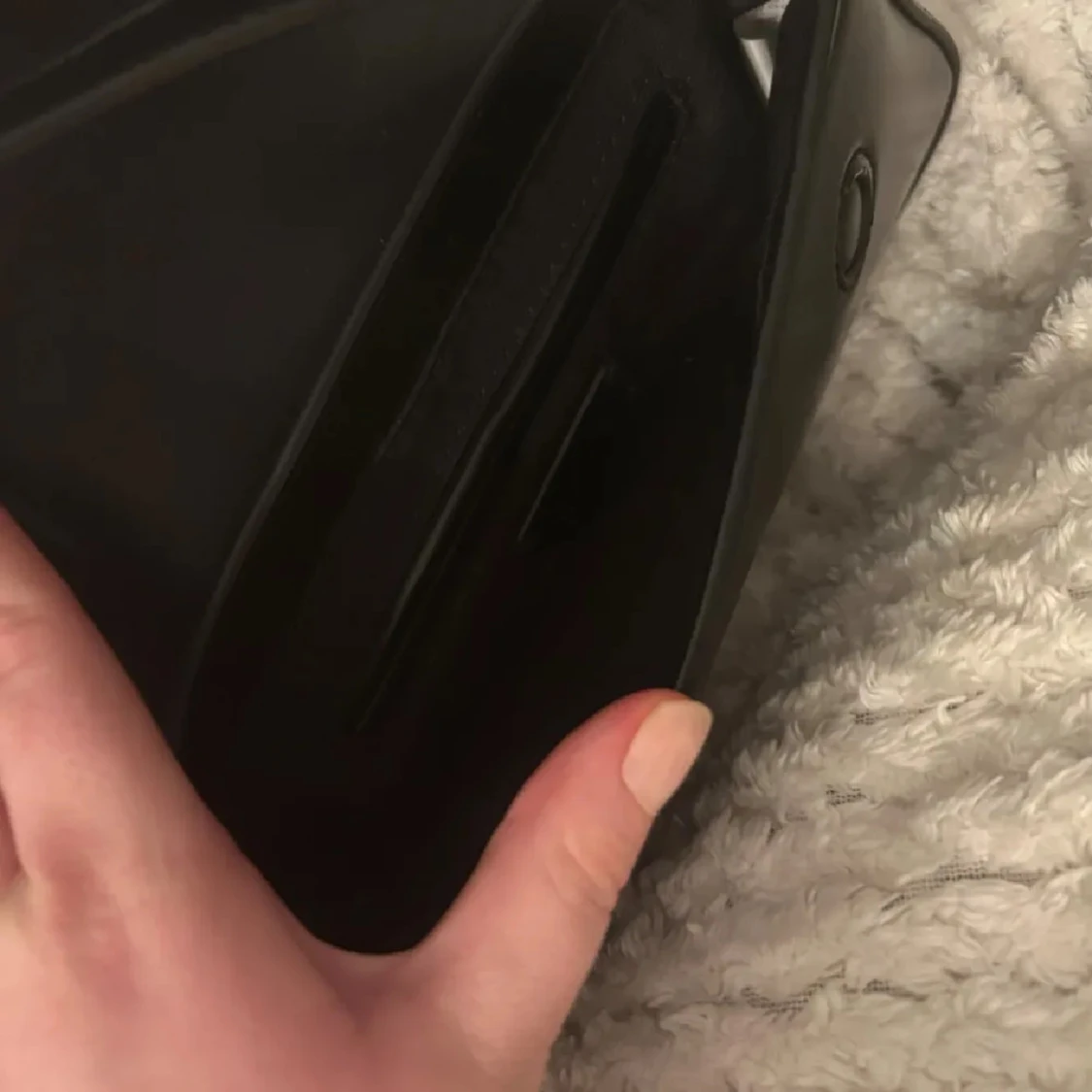 Svart axelväska i skinn med gulddetaljer - 3