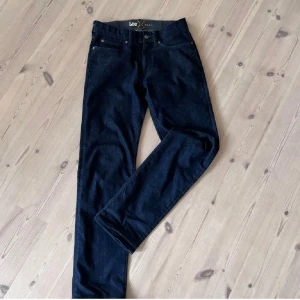 Mörkblå jeans - Snygga mörkblå jeans från Lee i klassisk straight modell. Byxorna är väldigt sparsamt använda och i väldigt fint skick! Hör av dig vid fundering😊🤩