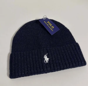 Ralph lauren mössa mörkblå - Ralph lauren mössa i stickat material helt ny och kommer med Ralph lauren påse och fraktas inom 12 timmar efter köp