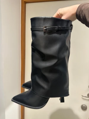 Svarta boots med spetsig tå och bälte - Säljer ett par svarta boots som jag köpte på bestsecret för 800kr. Aldrig använt dem.