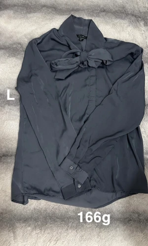 Tunnare blus  - Fint använt skick. Storlek L