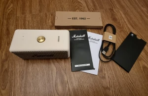 Marshall Emberton II - Marshall Emberton II är en portabel Bluetooth-högtalare med över 30 timmars batteritid. Klassisk design i vitt med guld-detaljer, robust och vattentålig. Levereras med originalkartong, USB-laddkabel och manual. Produkten ser ut att vara i mycket gott skick utan synligt slitage.