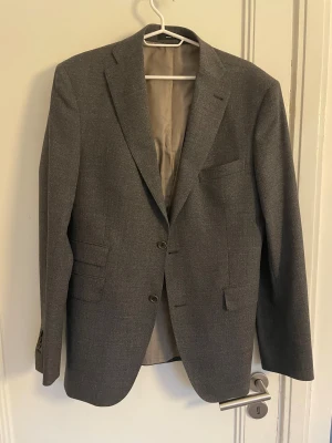 Rose and born kavaj  - Riktigt snygg kavaj ifrån lyxmärket rose and born, köpt på deras egna butik i huvudstaden. Nypris≈10000, säljer denna för en bråkdel av det.. skicket är som nytt. Hör gärna av er vid funderingar 