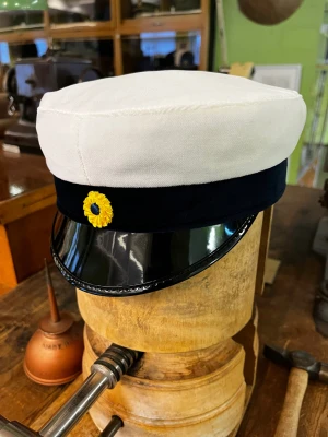 Studentmössa från CTH, klassisk modell - Säljer en klassisk studentmössa från CTH med vit ovandel i bomull, blått band och blank svart skärm. Mössan har gul och blå kokard framtill och röd insida. Perfekt för studenten och ikonisk svensk tradition. Kontakta oss gärna innan köp för Storlek men som önskas