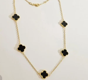 Van cleef halsband - Säljer denna van cleef halsband, jättefint skick och helt ny, säljs för 140kr🥰 