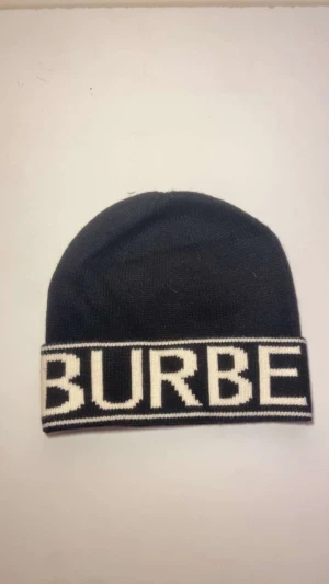 Burberry mössa - Säljer en fräsch ny burberry mössa