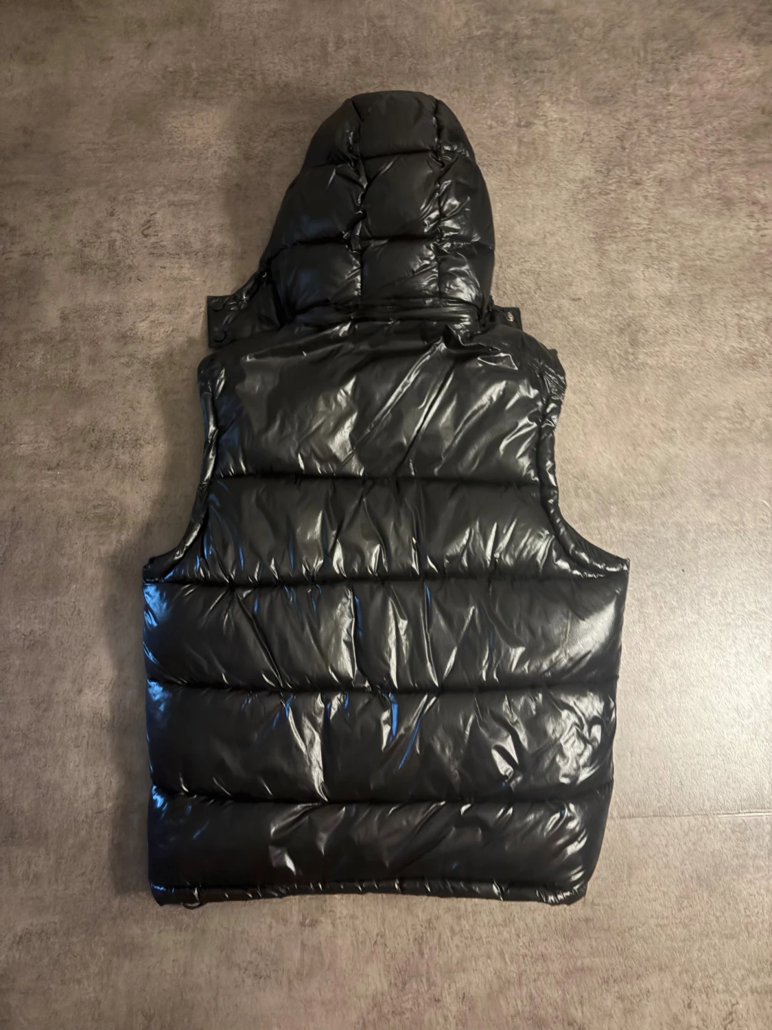 Svart dunväst från Moncler med huva - 1