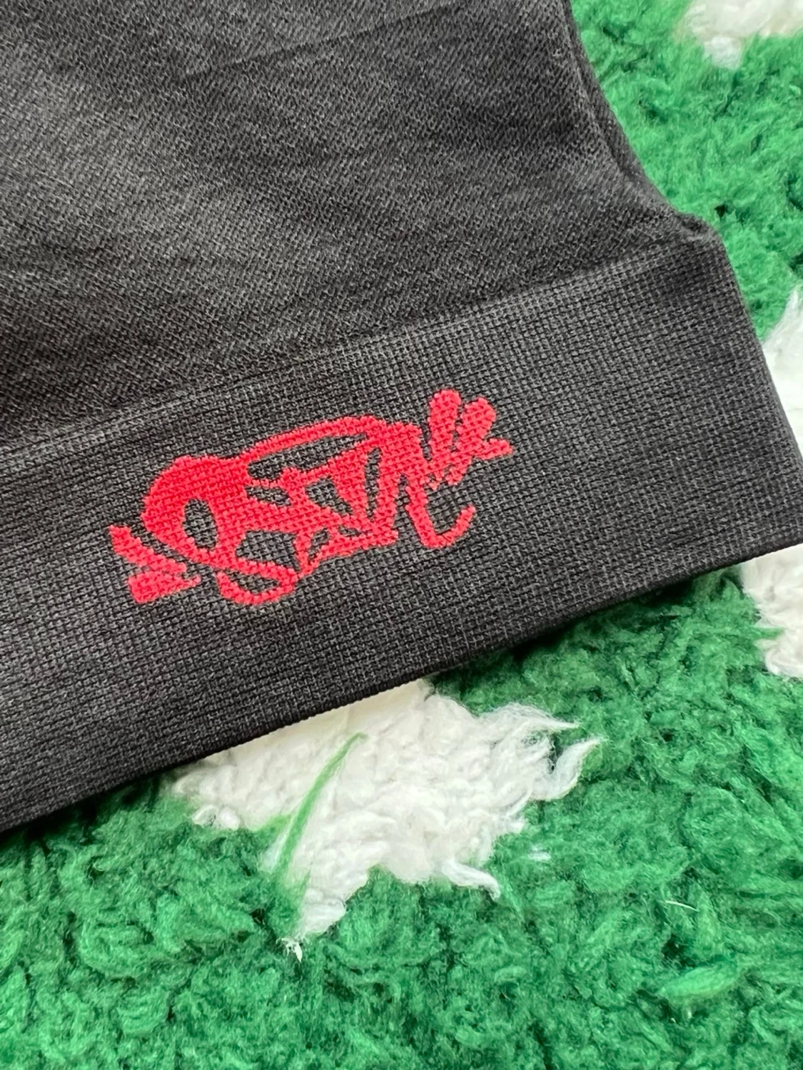 Svart mössa från SYNA med röd logga - 2