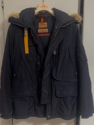 Mörkblå Parajumpers parkajacka herr - Äkta Parajumpers jacka i storlek S herr. Kan gå ner i pris vid intresse 